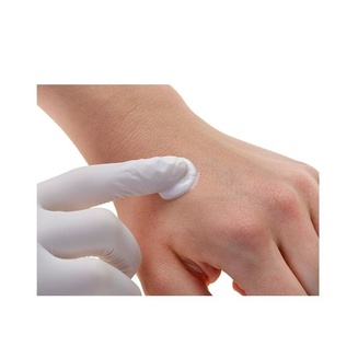Aplicación de idra®care Idrogel sobre la piel seca de la mano