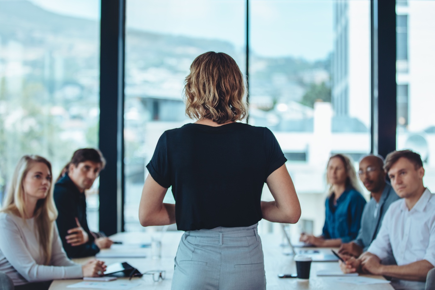 Femme s'adressant à un groupe pendant une réunion