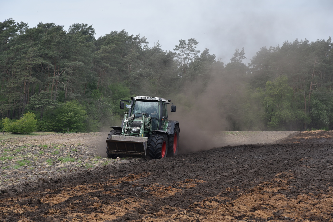 Update Blühwiese Traktor bei der Aussaat