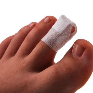 Aplicación de tiritas para la yema del dedo y del pie Quadra Med en el pie