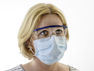 Imagen de la cara con mascarilla y gafas de protección como ejemplo de la aplicación de gafas de protección con protección lateral integrada