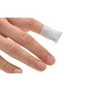 Aplicación de tiritas para la yema del dedo y del pie Quadra Med en el dedo de la mano