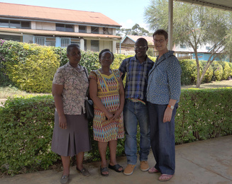 Victor, sa mère, le Dr. Njuguana et Mme Paschke