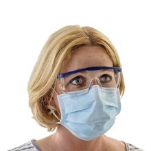 Frau trägt als Anwendungsbeispiel die Schutzbrille mit Seitenschutz