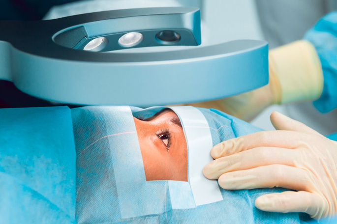 Patient wird am Auge operiert, Untersuchung mit Abdecktuch auf dem Gesicht