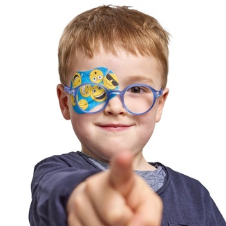 Junge mit ORTOPAD® Augenokklusionspflaster "Emoticons" zeigt mit dem Finger in die Kamera