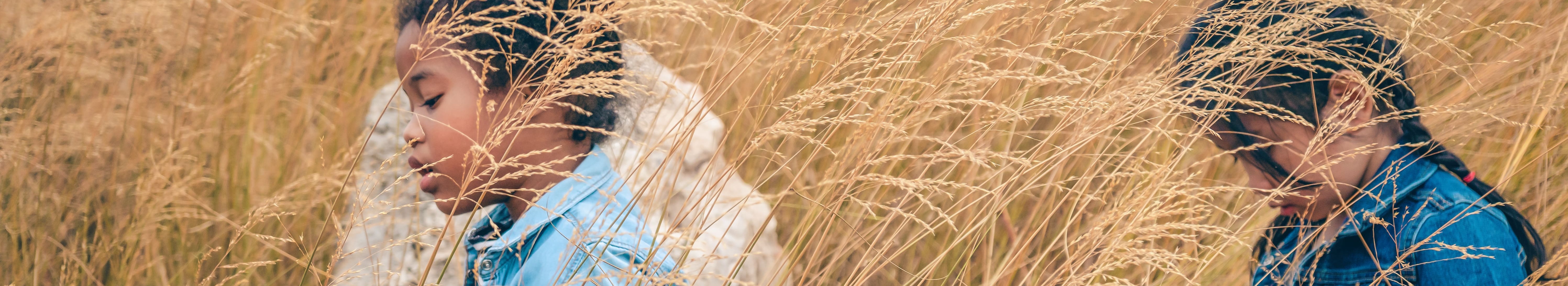 Header graphic: sustainability and social projects – Two girls in a cornfield