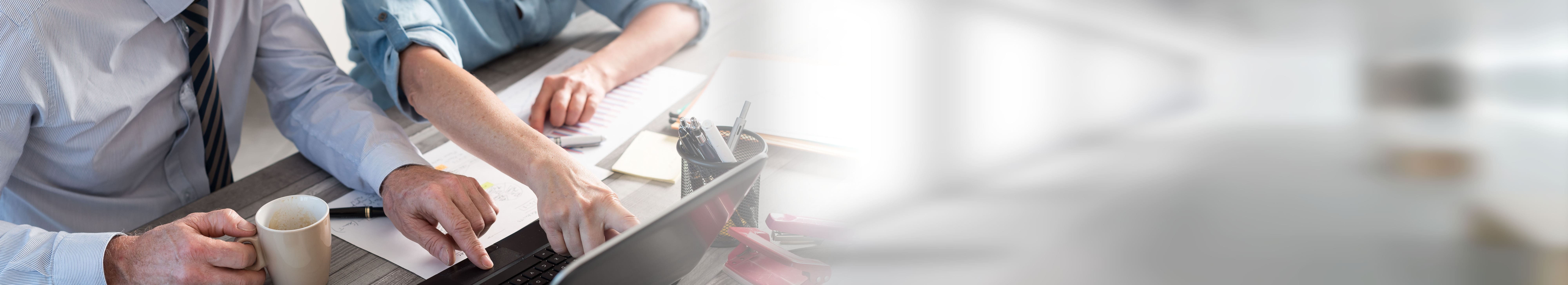 En-tête graphique Catégorie Carrière : personnel qualifié, diplômés/étudiants. Deux employés travaillant ensemble