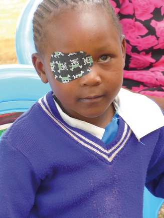 Enfant à l'examen d'acuité visuelle