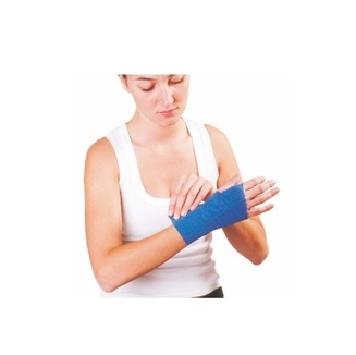 Femme appliquant la bande cohésive Blu Grip® sur sa main