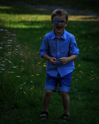 Niño con parche ocular ORTOPAD® ríe