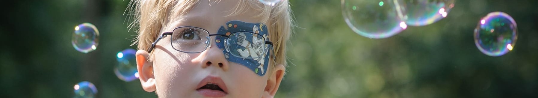 Junge mit ORTOPAD® Augenpflaster "Astronaut"