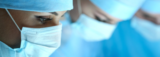 Médicos con mascarilla en el quirófano - Cabecera de categoría de sets quirúrgicos TRU-PACK®