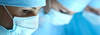 Médecins avec masque facial au bloc opératoire : en-tête Catégorie Sets chirurgicaux TRU-PACK®