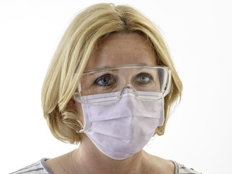 Illustration Visage avec masque facial et lunettes de protection comme exemple d'utilisation des lunettes de protection et des surlunettes