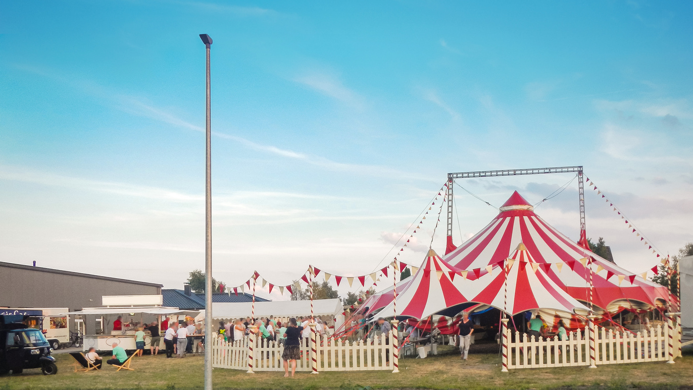 Tente de cirque à notre fête d'été