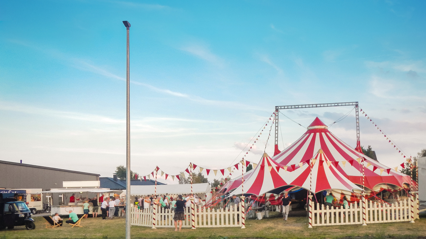 Zirkuszelt auf unserem Sommerfest