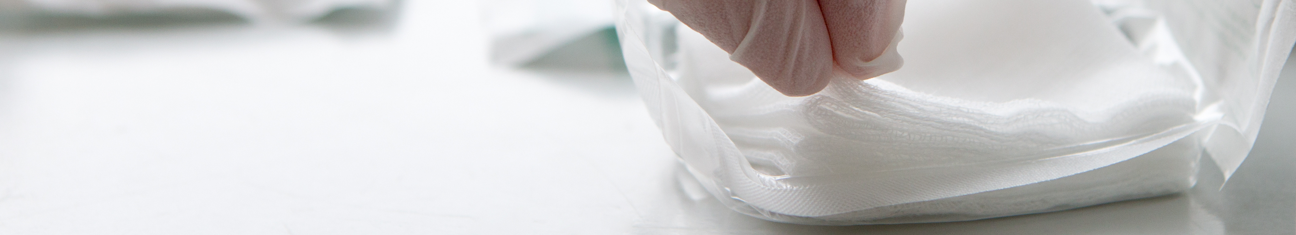 Compresa estéril que se extrae del envase con guantes