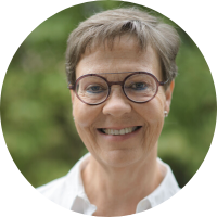 Foto unserer Mitarbeiterin Christiane Paschke vor grünem Hintergrund