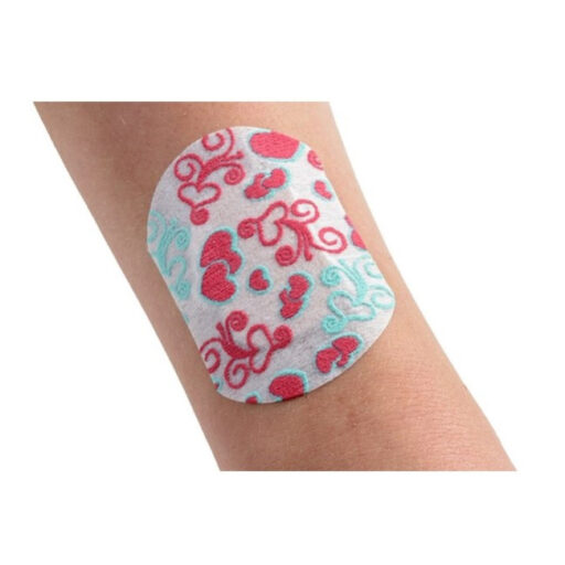 DROP 3D Girls Pflaster Motiv pinke Herzen auf dem Arm angebracht