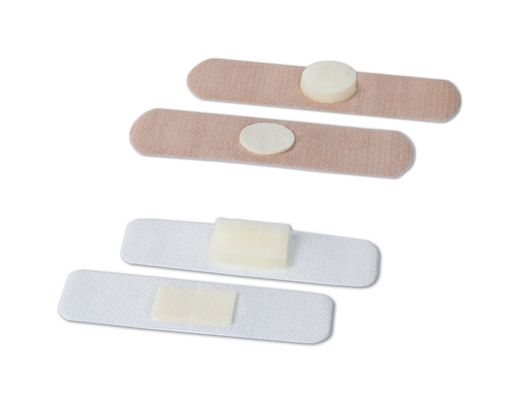 Steriblock DIA und Steriblock DIA beige Produktbilder mit Demonstration der Saugfähigkeit der Wundauflage