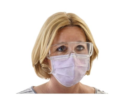 Frau trägt zur Demonstration die Schutz- und Überbrille