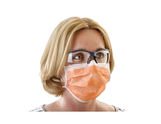 Frau trägt als Anwendungsbeispiel die Schutzbrille Komfort