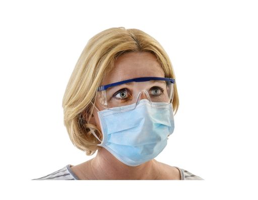 Frau trägt als Anwendungsbeispiel die Schutzbrille mit Seitenschutz